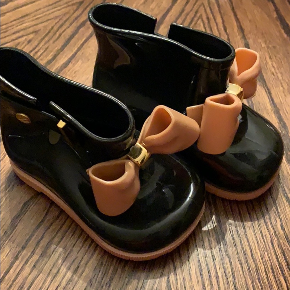 NWOT Toddler girl bow top rubber boots. Size 6